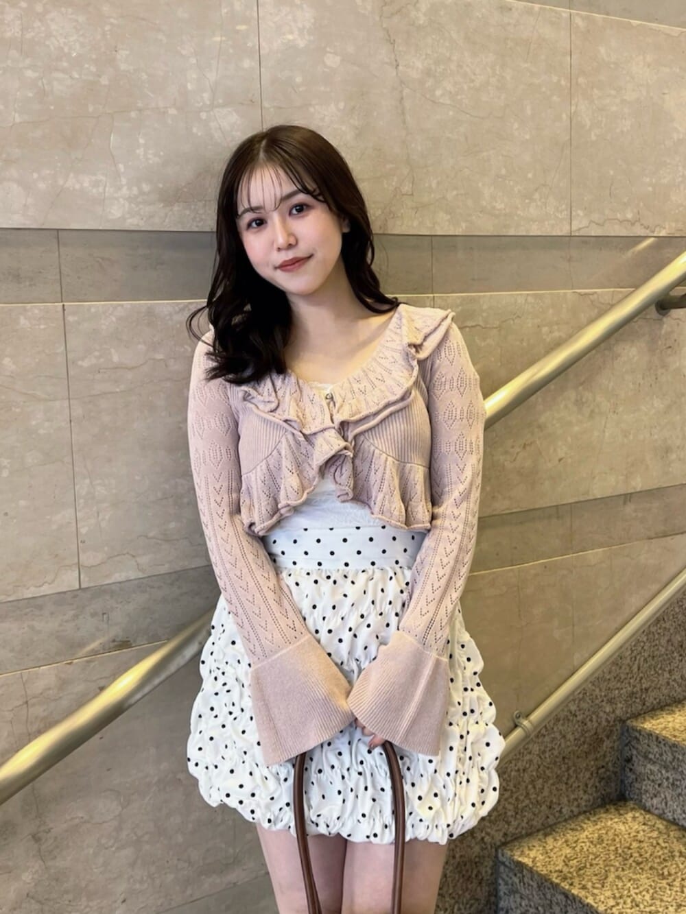 ホワイト系のキャミソール、ホワイト系のスカート、ピンク系のカーディガン/ボレロを着用したレディースの春コーディネートの5枚目の写真