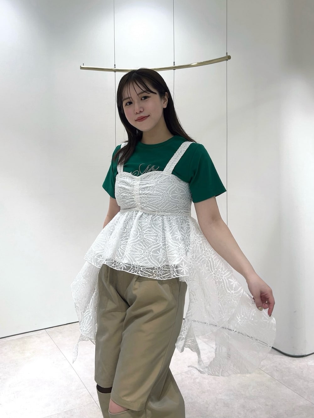 グリーン系のTシャツ/カットソー、ホワイト系のシャツ/ブラウス、ベージュ系のその他パンツを着用したレディースの春コーディネートの7枚目の写真