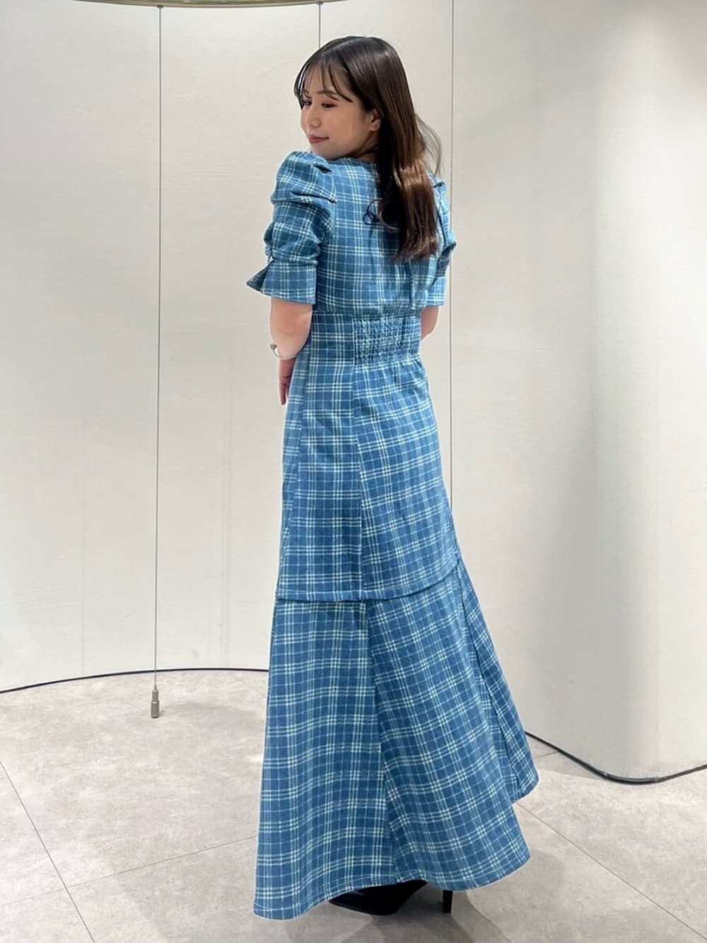 ブラック系のブーツ、その他のワンピースを着用したレディースの春コーディネートの4枚目の写真