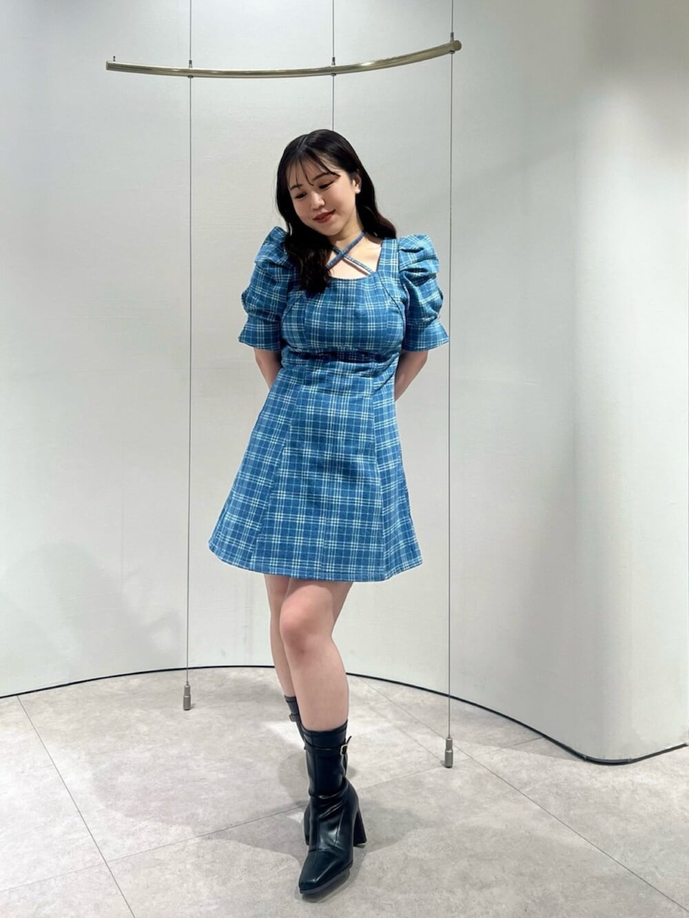 ブラック系のブーツ、その他のワンピースを着用したレディースの春コーディネートの7枚目の写真