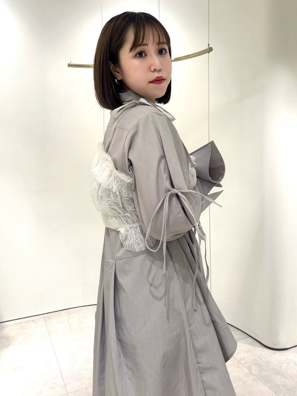 ホワイト系のキャミソール、グレー系のシャツワンピース、ブラック系のブーツを着用したレディースの秋コーディネートの5枚目の写真