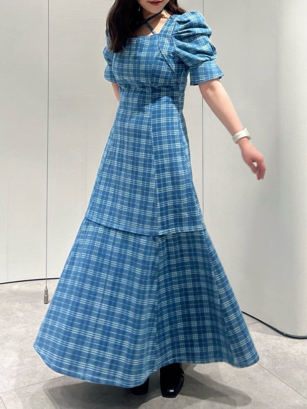 ブラック系のブーツ、その他のワンピースを着用したレディースの春コーディネートの2枚目の写真