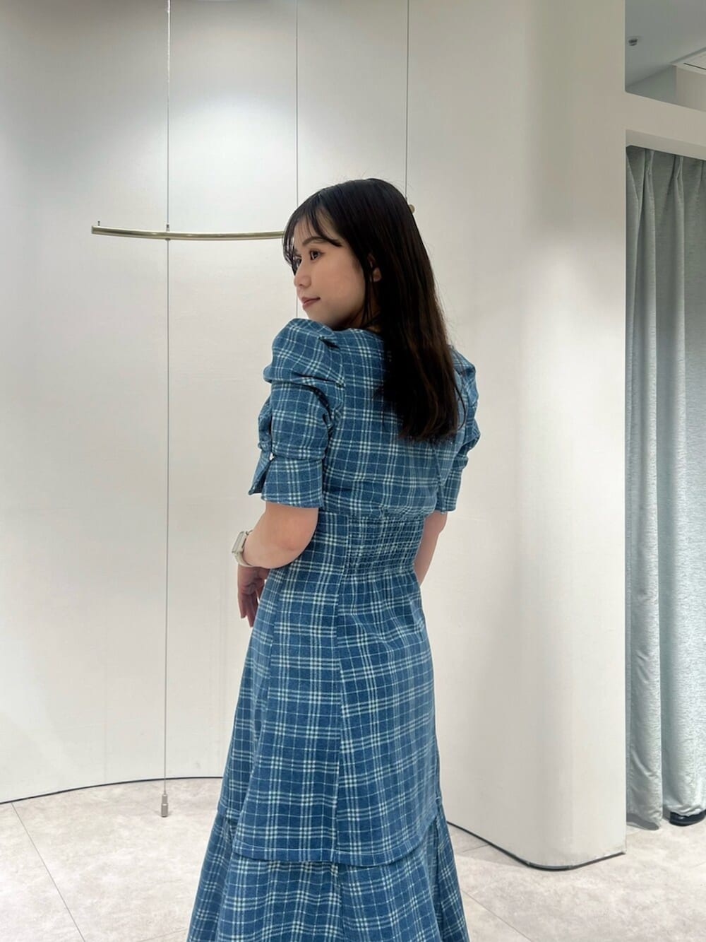 ブラック系のブーツ、その他のワンピースを着用したレディースの春コーディネートの8枚目の写真