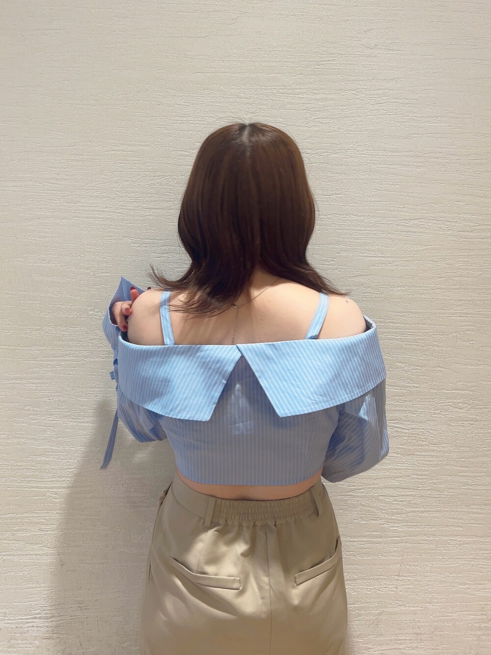 ホワイト系のシャツ/ブラウス、ブラック系のブーツ、グレー系のスカートを着用したレディースの冬コーディネートの6枚目の写真