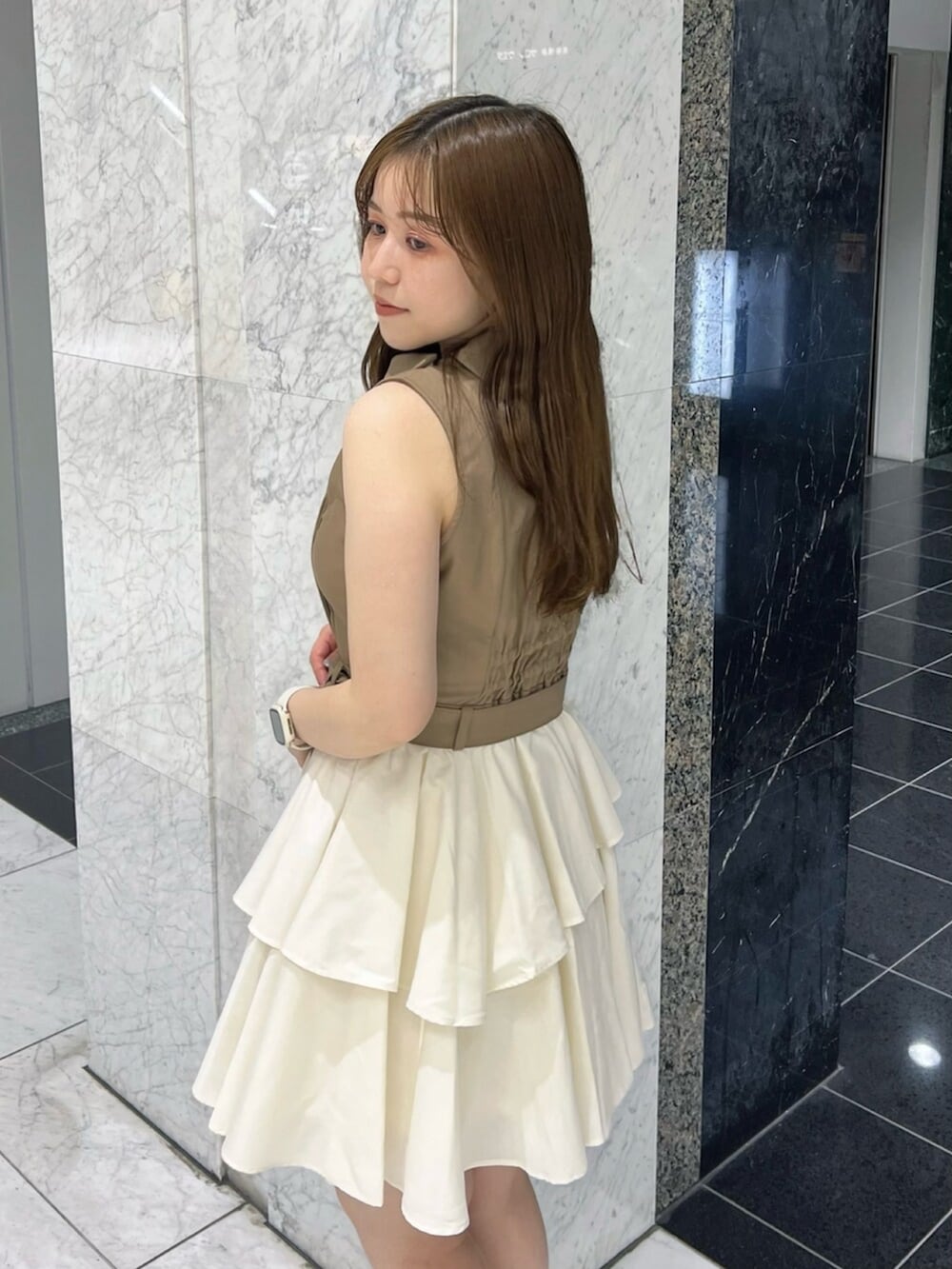 ブラウン系のパンプス、ブラウン系のワンピースを着用したレディースの夏コーディネートの7枚目の写真