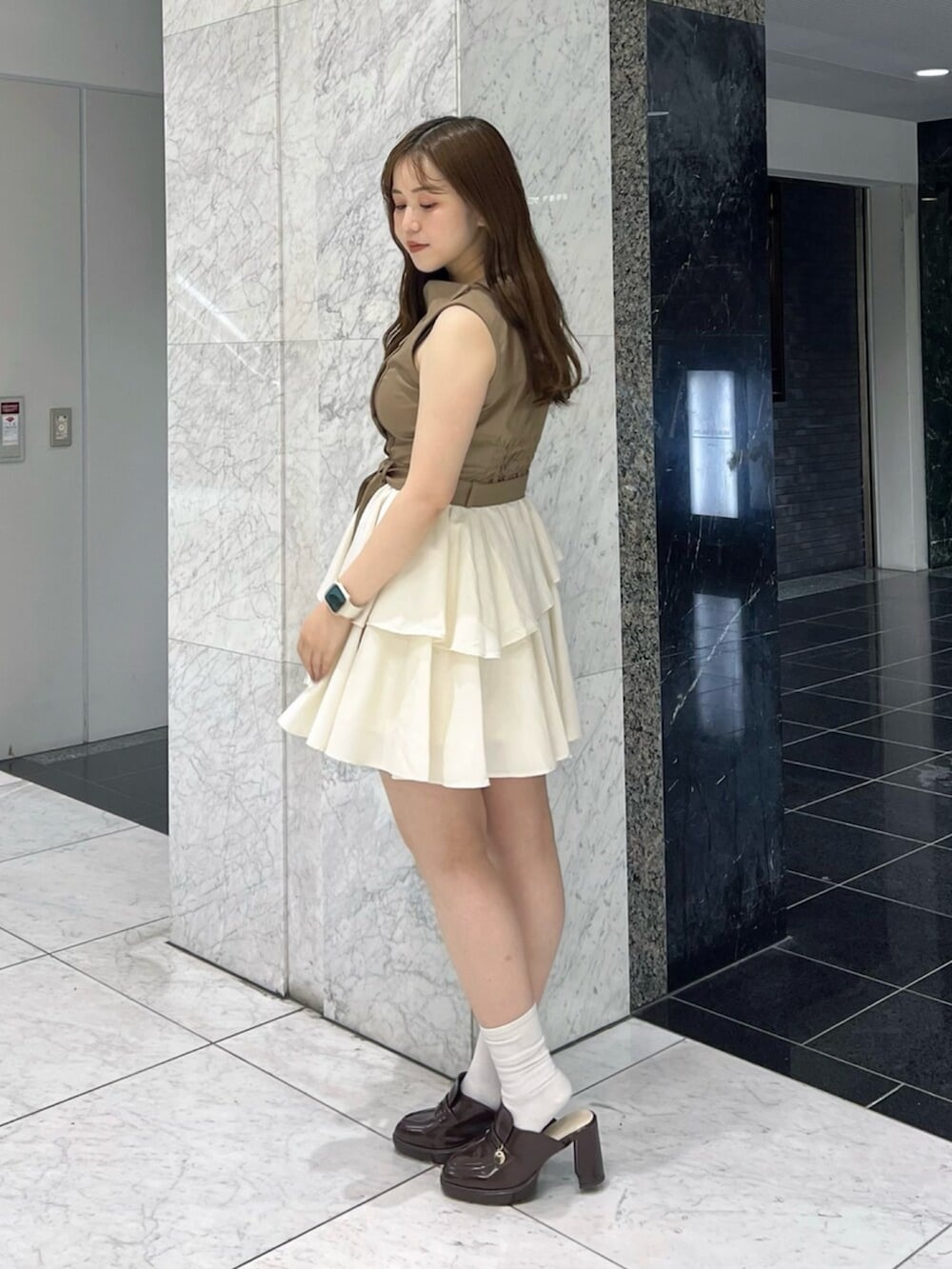 ブラウン系のパンプス、ブラウン系のワンピースを着用したレディースの夏コーディネートの4枚目の写真