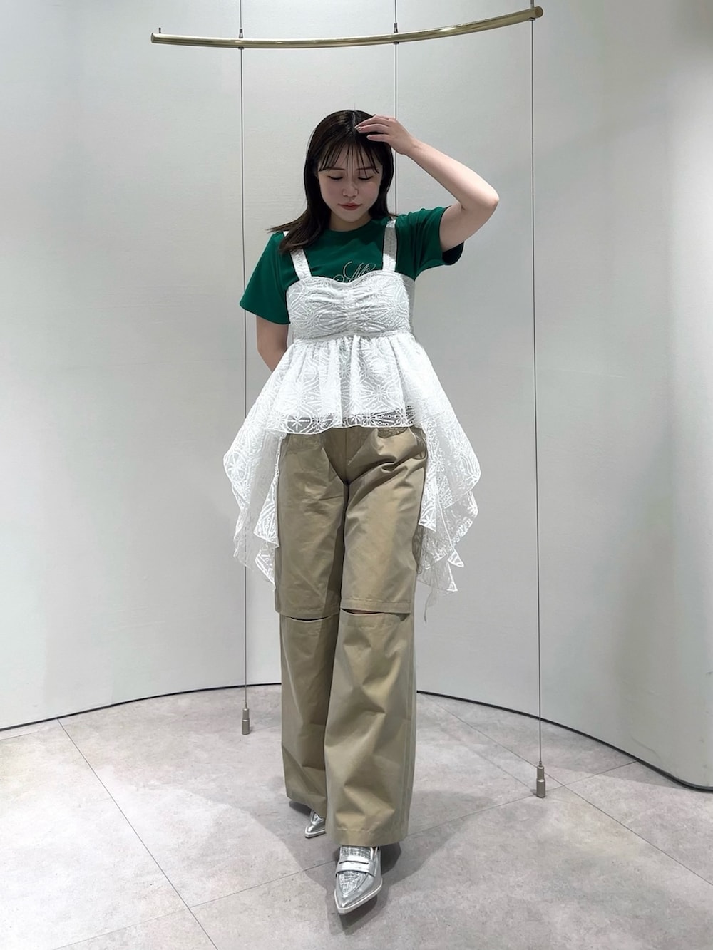 グリーン系のTシャツ/カットソー、ホワイト系のシャツ/ブラウス、ベージュ系のその他パンツを着用したレディースの春コーディネートの5枚目の写真