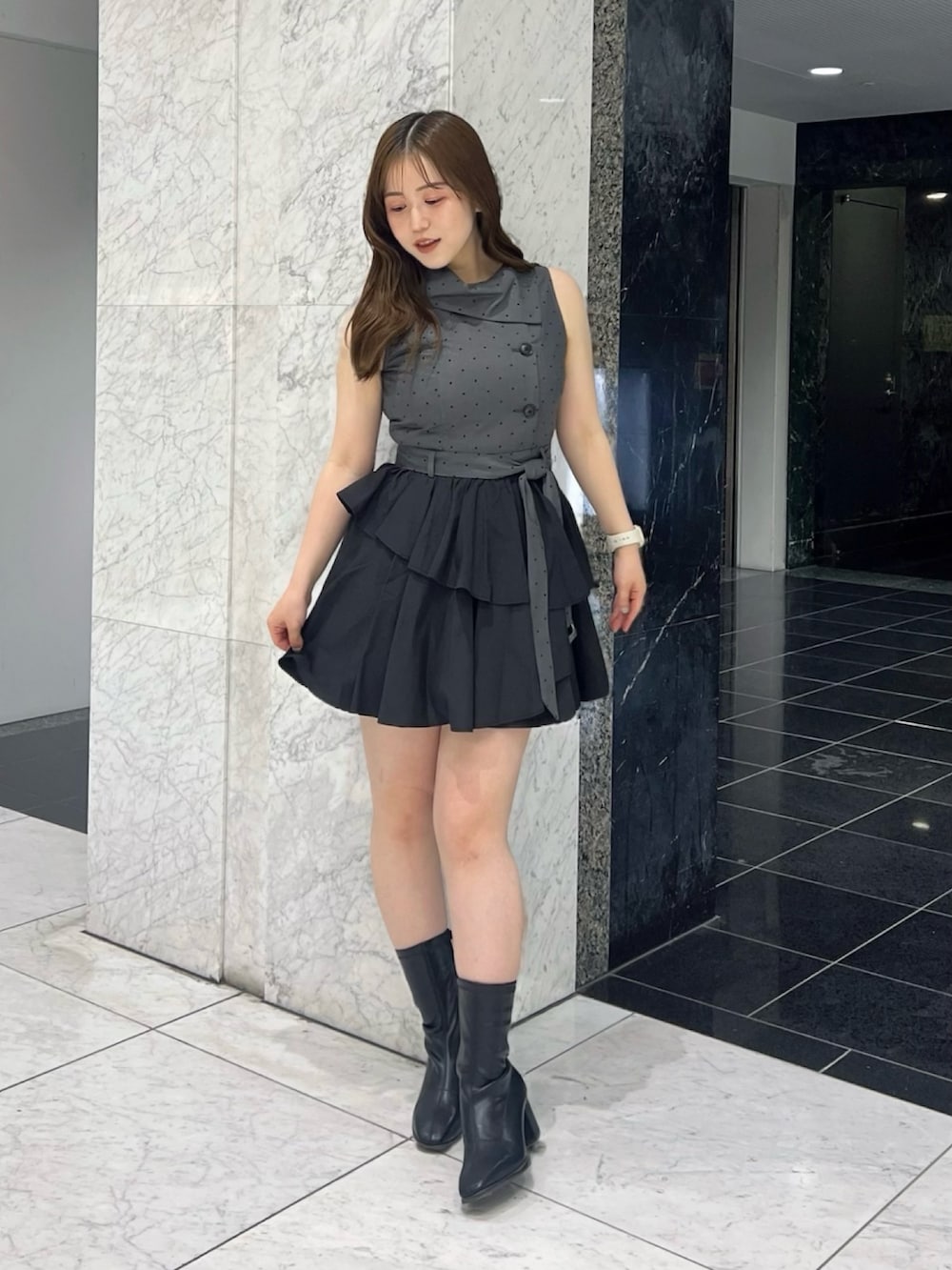 ブラック系のワンピース、ブラック系のブーツを着用したレディースの夏コーディネートの3枚目の写真