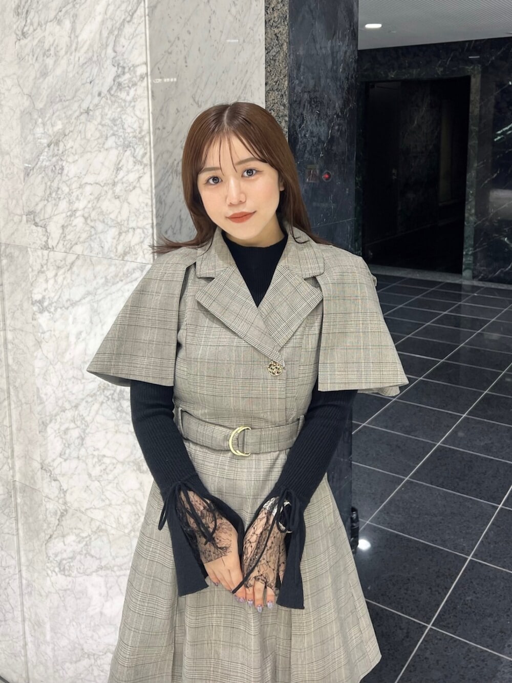 その他のワンピース、ブラック系のブーツ、ブラック系のニット/セーターを着用したレディースの秋コーディネートの5枚目の写真