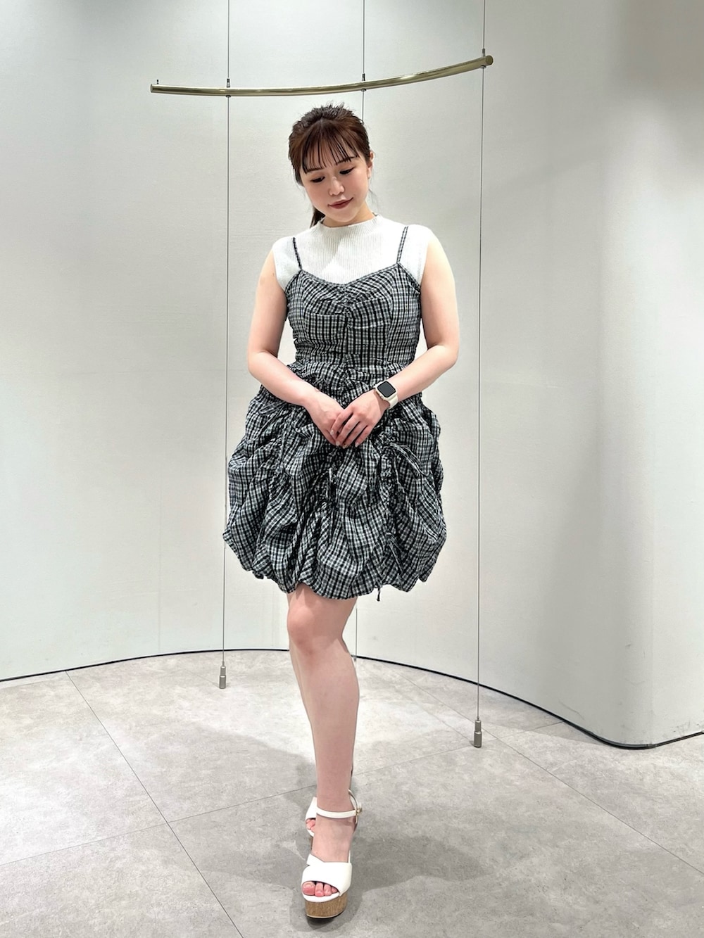 グレー系のワンピース、ホワイト系のニット/セーター、ホワイト系のサンダルを着用したレディースの夏コーディネートの4枚目の写真