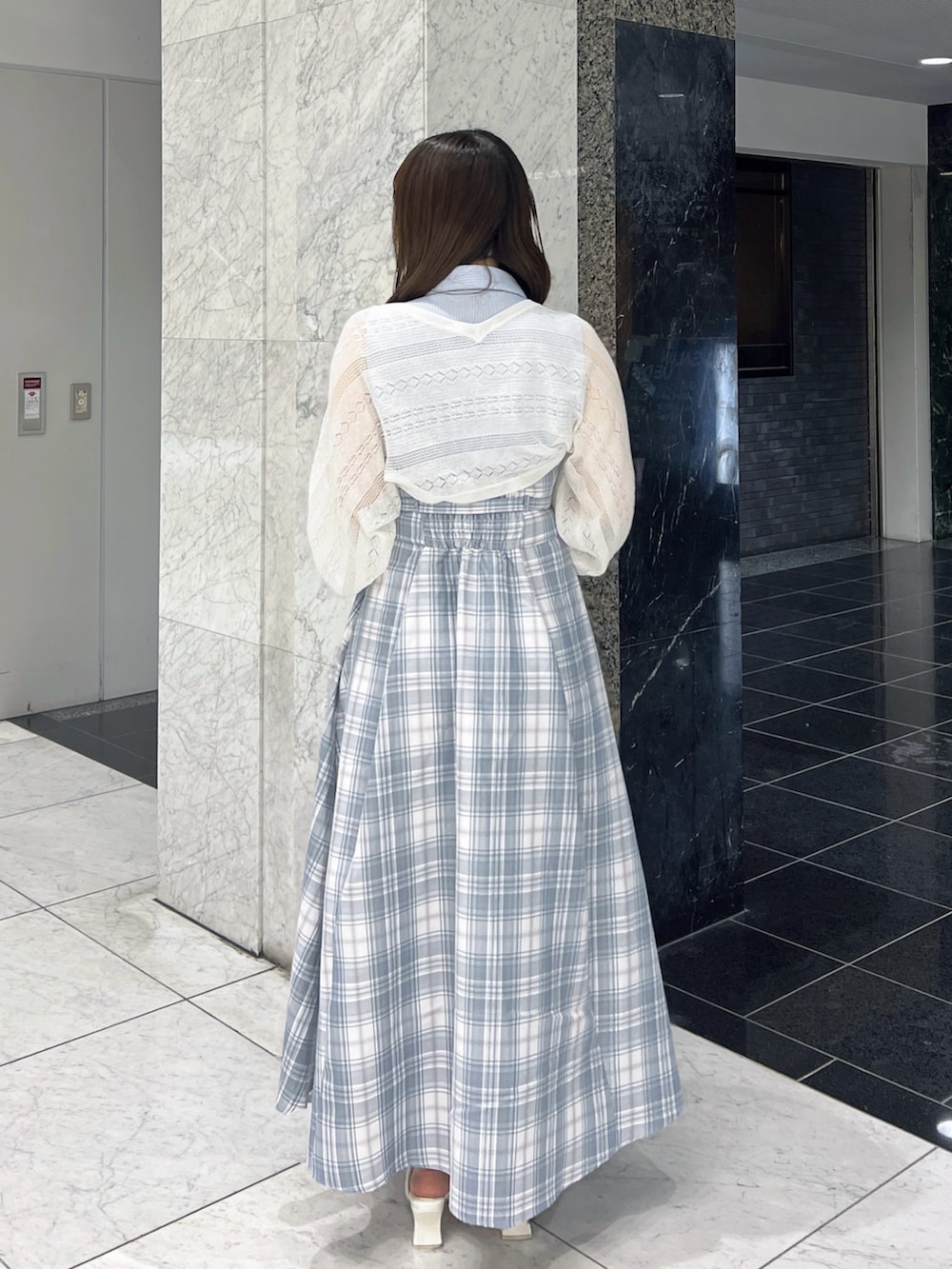 ブルー系のワンピース、その他のカーディガン/ボレロ、ホワイト系のサンダルを着用したレディースの夏コーディネートの4枚目の写真