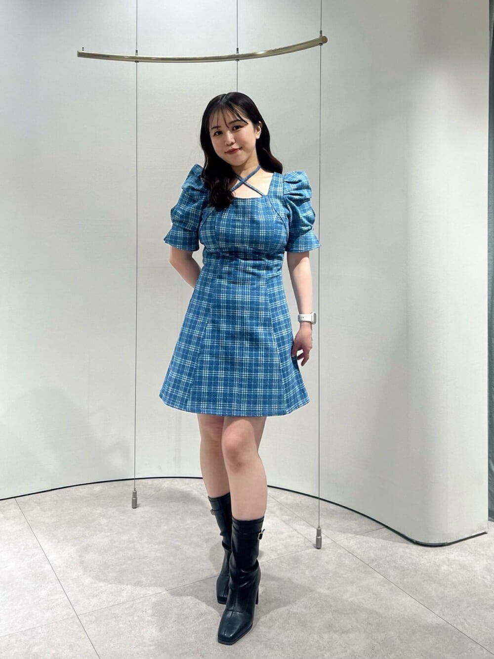 ブラック系のブーツ、その他のワンピースを着用したレディースの春コーディネートの6枚目の写真