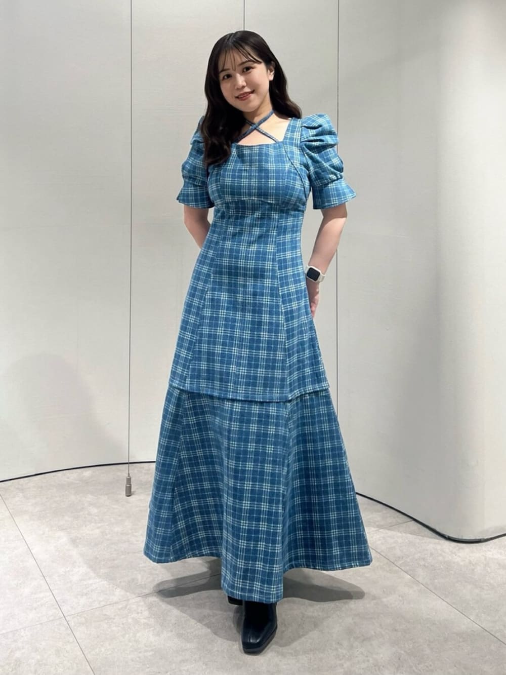 ブラック系のブーツ、その他のワンピースを着用したレディースの春コーディネートの3枚目の写真