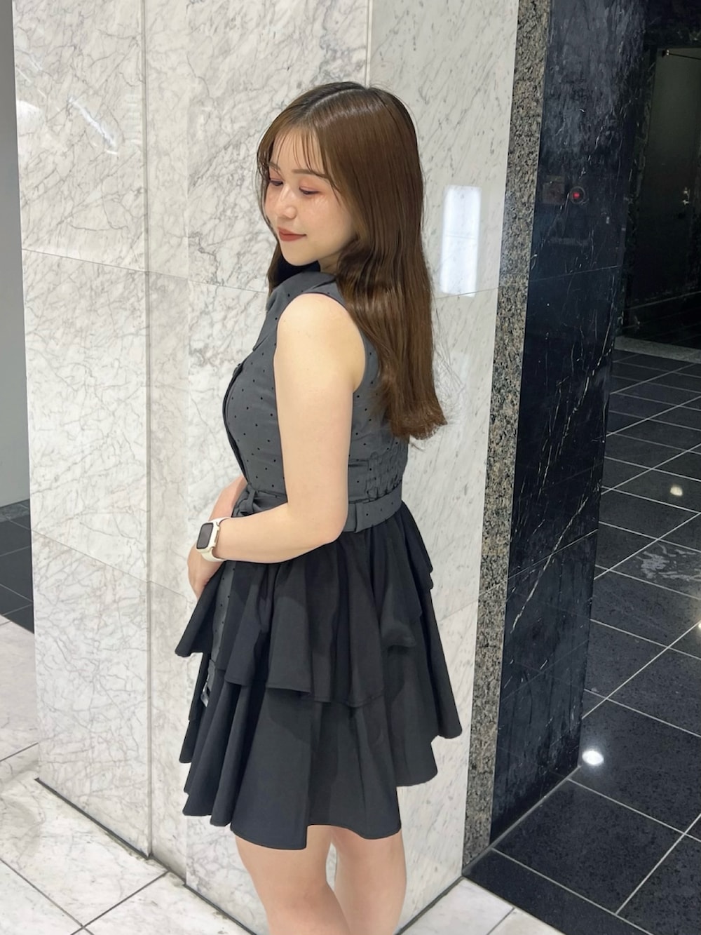 ブラック系のワンピース、ブラック系のブーツを着用したレディースの夏コーディネートの7枚目の写真
