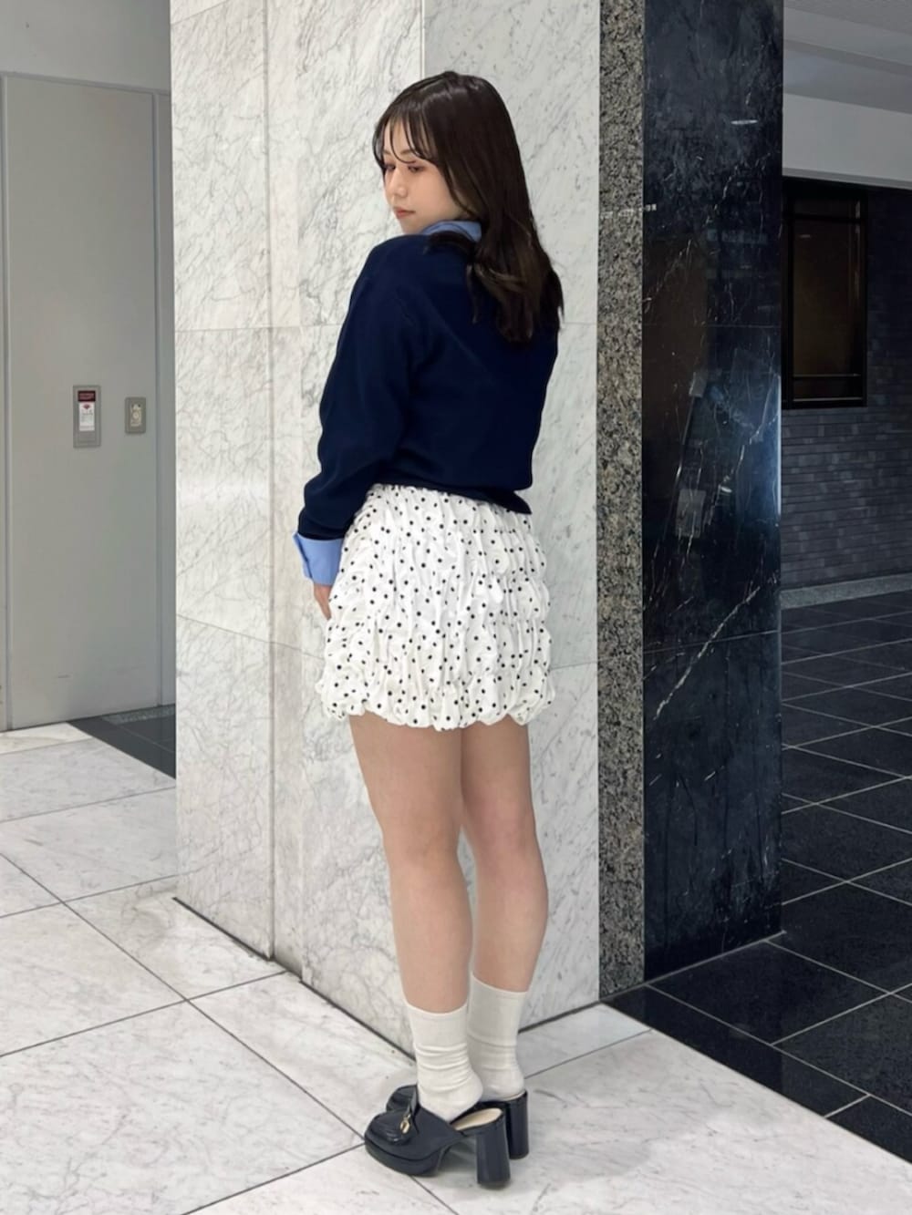 ブルー系のカーディガン/ボレロ、ブルー系のシャツ/ブラウス、ホワイト系のスカートを着用したレディースの春コーディネートの3枚目の写真