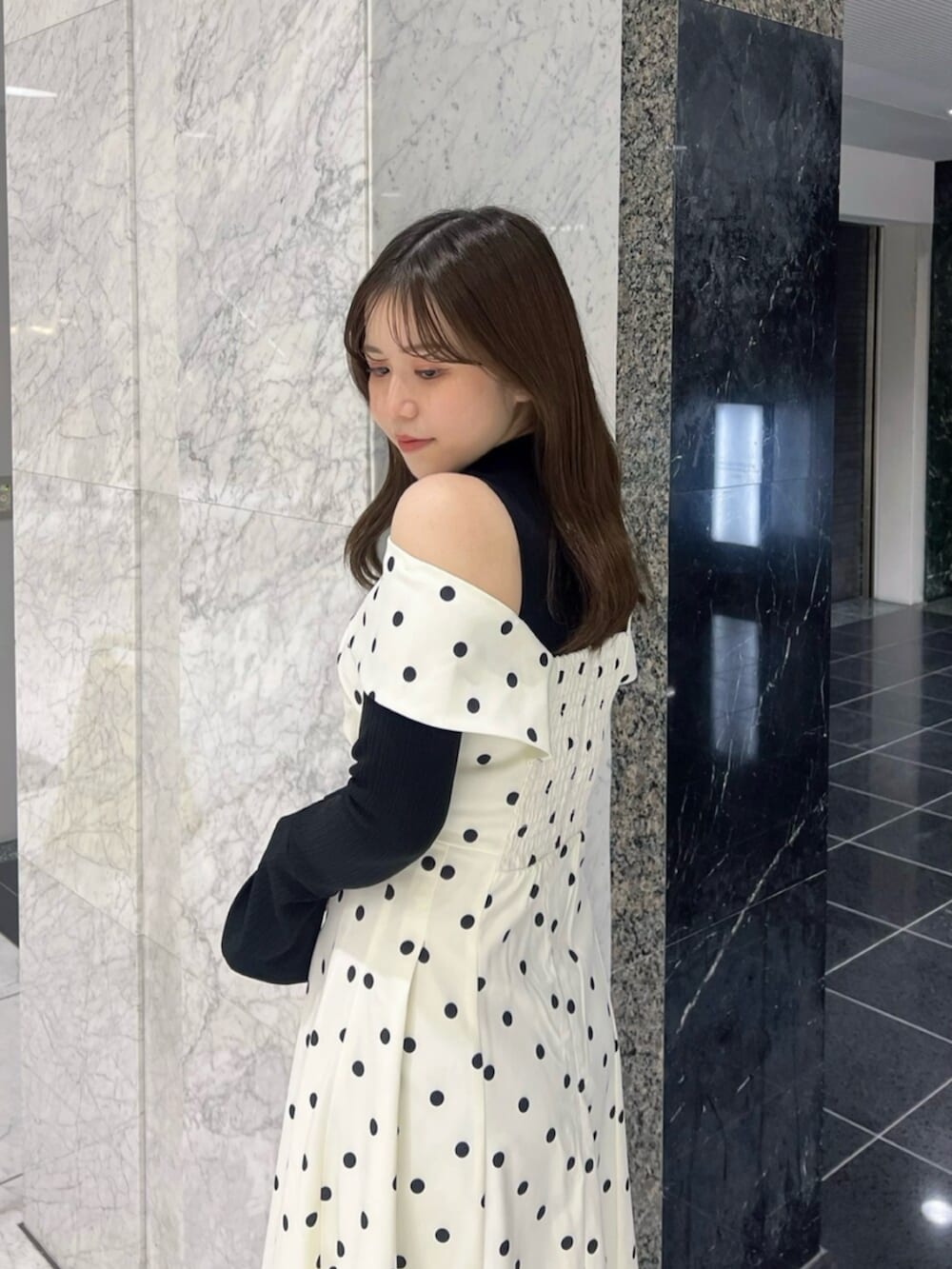 ブラック系のサンダル、その他のワンピースを着用したレディースの春コーディネートの6枚目の写真