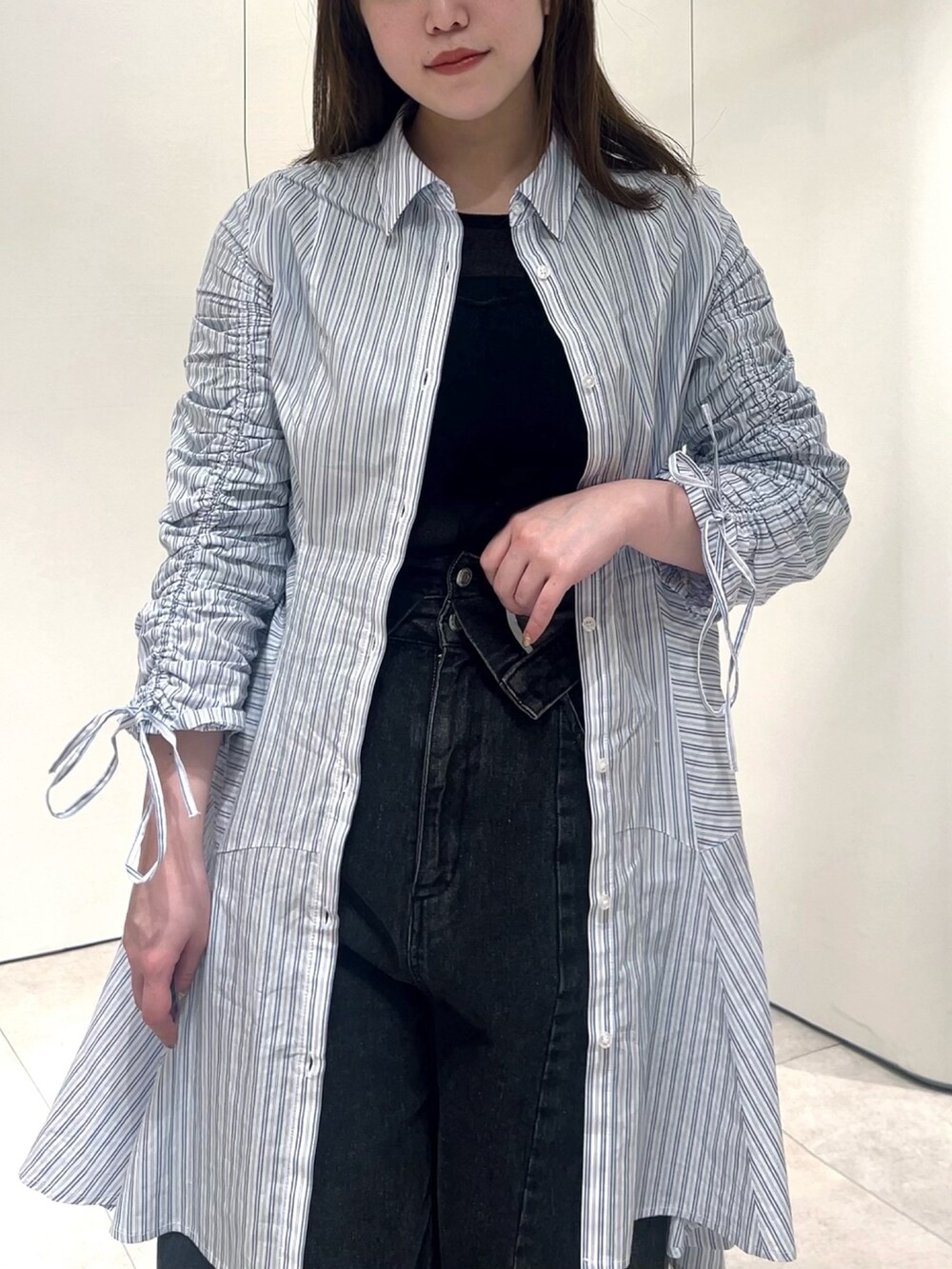 ブラック系のTシャツ/カットソー、ブラック系のデニムパンツ、その他のワンピースを着用したレディースの春コーディネートの5枚目の写真