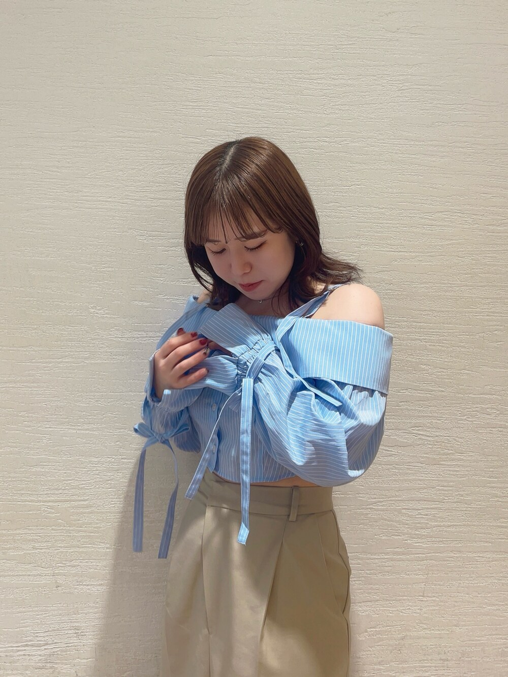 ホワイト系のシャツ/ブラウス、ブラック系のブーツ、グレー系のスカートを着用したレディースの冬コーディネートの4枚目の写真