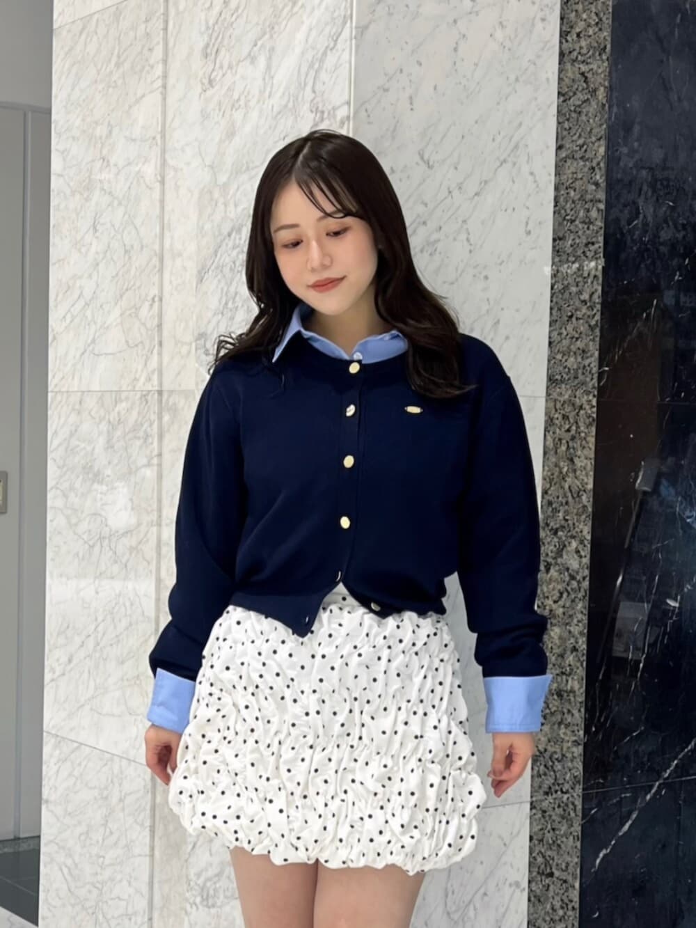 ブルー系のカーディガン/ボレロ、ブルー系のシャツ/ブラウス、ホワイト系のスカートを着用したレディースの春コーディネートの5枚目の写真