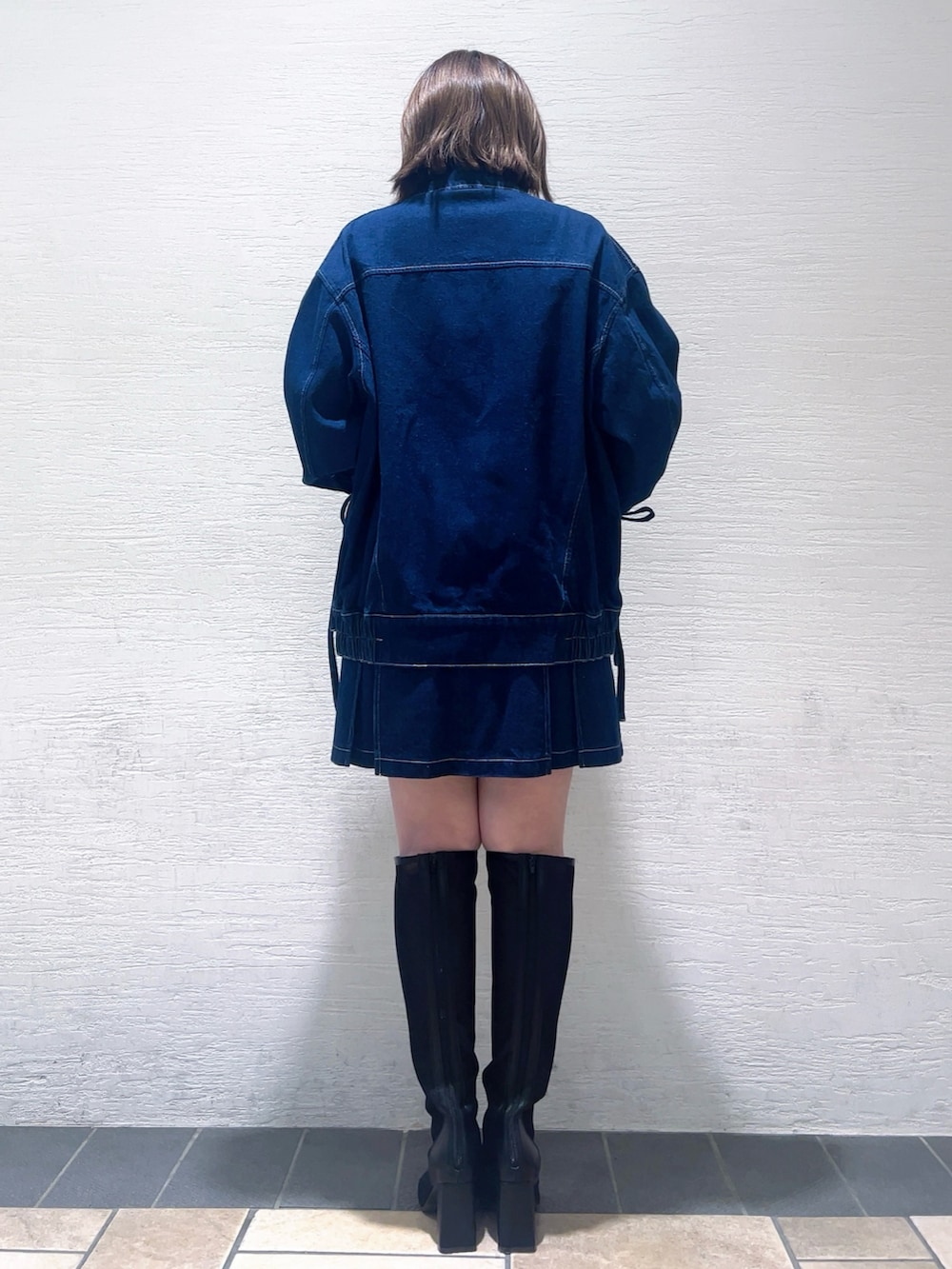 「dazzlin、ダズリン、dazzlinコーデ、SET UP、セットアップ、セットアップコーデ、デニムコーデ、デニムジャケット、デニムワンピース、秋服、秋コーデ」｜「dazzlinのカフスリボンフェイクレザージャケット（ブルゾン、ブルー系）」を使った、shionさん（レディース・152cm）の秋コーディネートの2枚目の写真