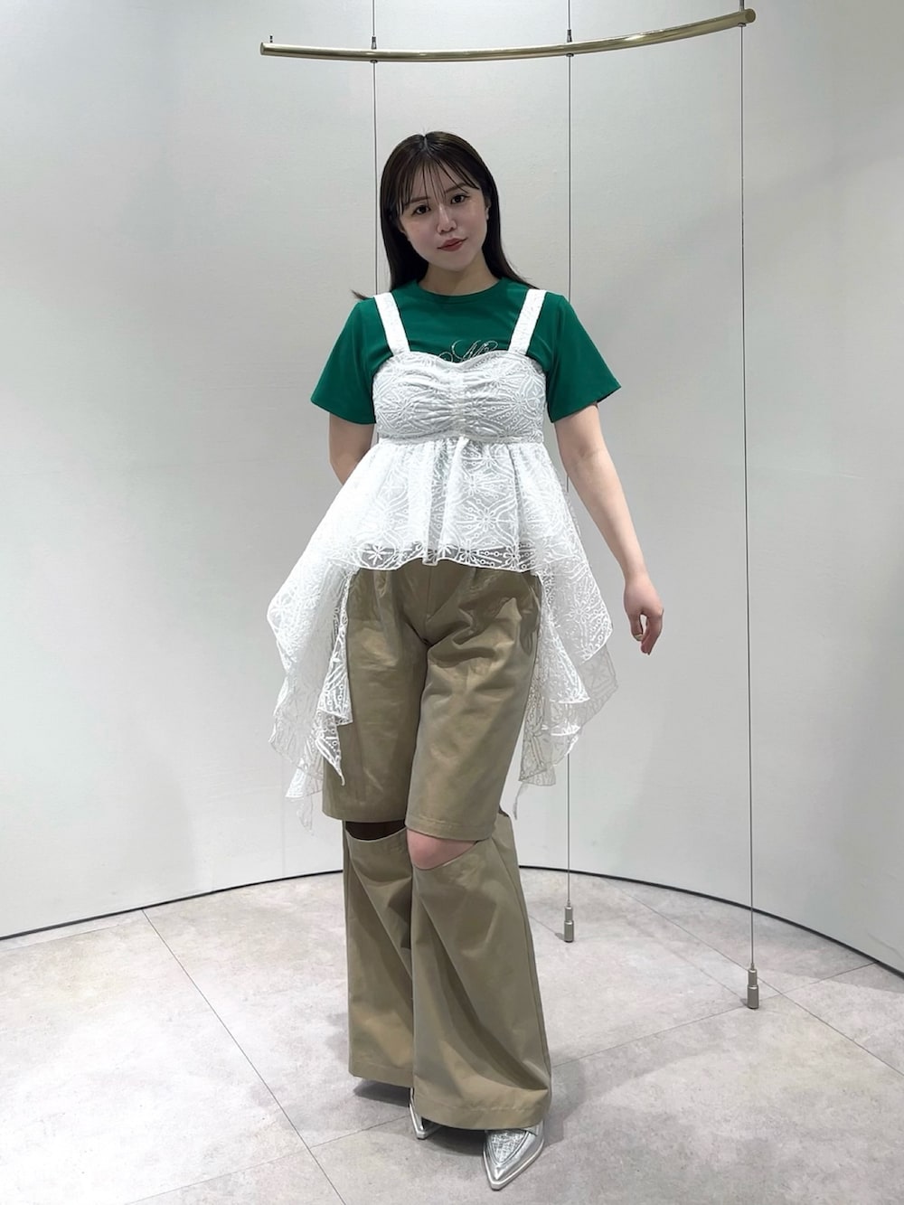 グリーン系のTシャツ/カットソー、ホワイト系のシャツ/ブラウス、ベージュ系のその他パンツを着用したレディースの春コーディネートの4枚目の写真