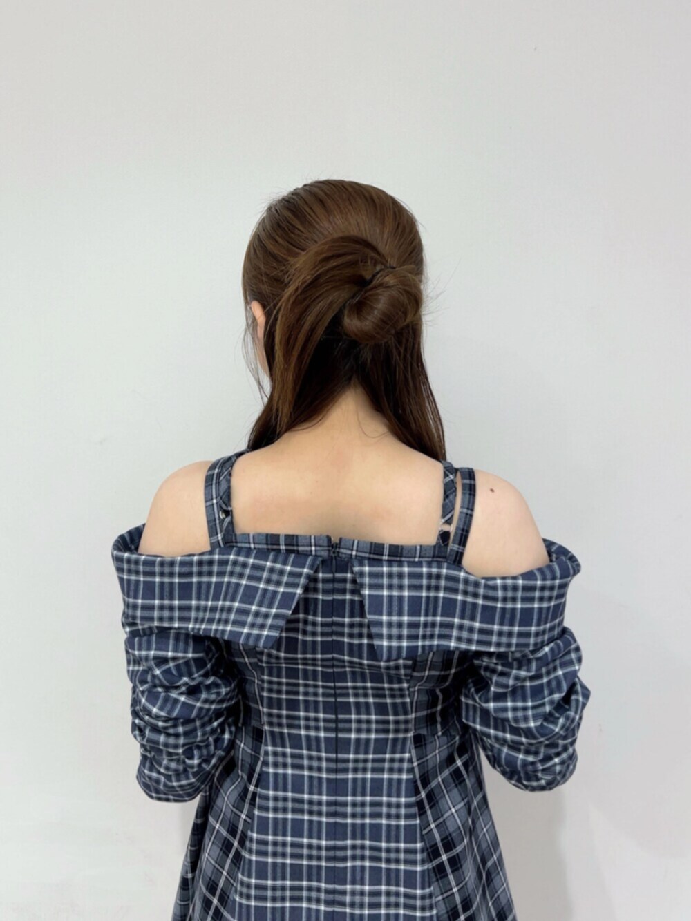 その他のローファー、ブルー系のワンピースを着用したレディースの秋コーディネートの6枚目の写真