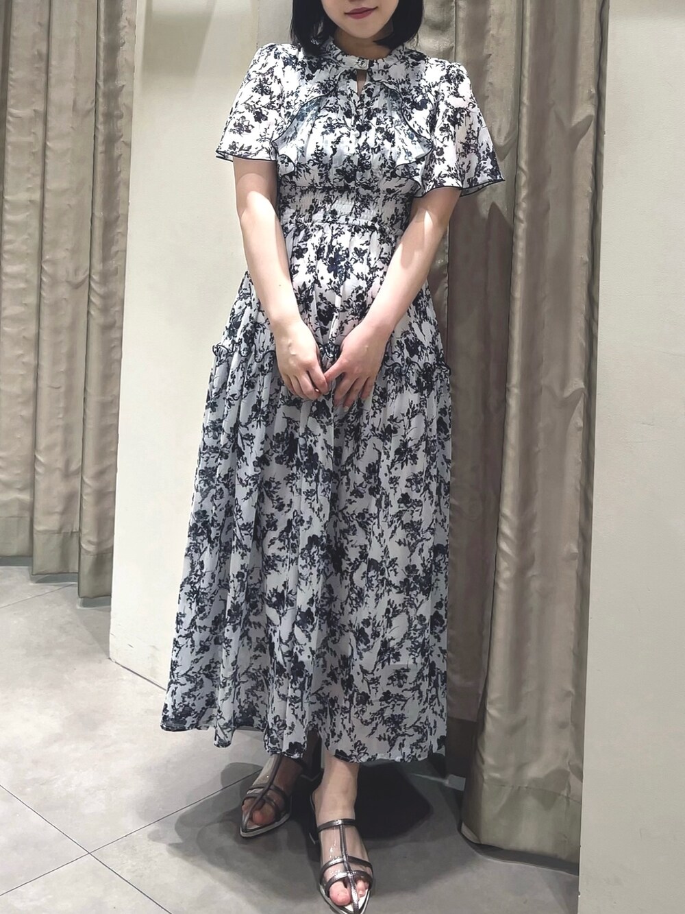 ホワイト系のワンピース、シルバー系のパンプスを着用したレディースの春コーディネートの4枚目の写真