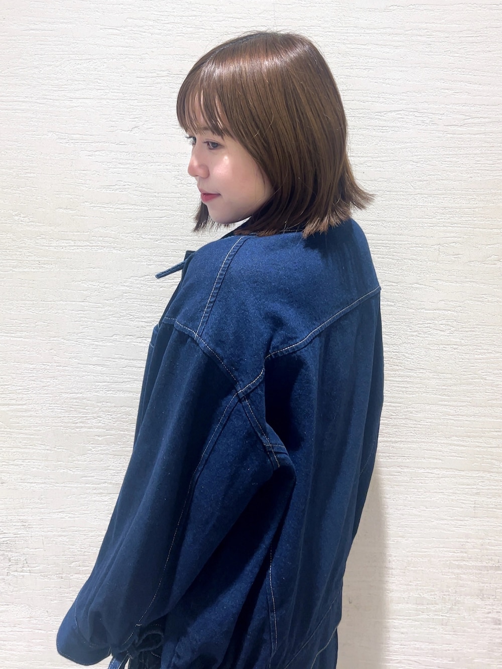 「dazzlin、ダズリン、dazzlinコーデ、SET UP、セットアップ、セットアップコーデ、デニムコーデ、デニムジャケット、デニムワンピース、秋服、秋コーデ」｜「dazzlinのカフスリボンフェイクレザージャケット（ブルゾン、ブルー系）」を使った、shionさん（レディース・152cm）の秋コーディネートの4枚目の写真