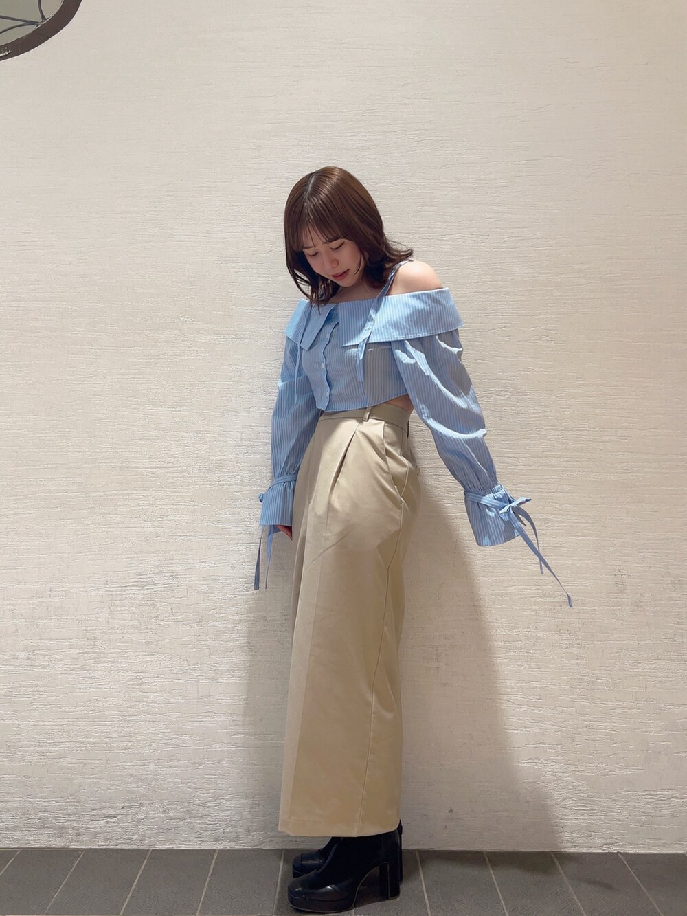 ホワイト系のシャツ/ブラウス、ブラック系のブーツ、グレー系のスカートを着用したレディースの冬コーディネートの2枚目の写真