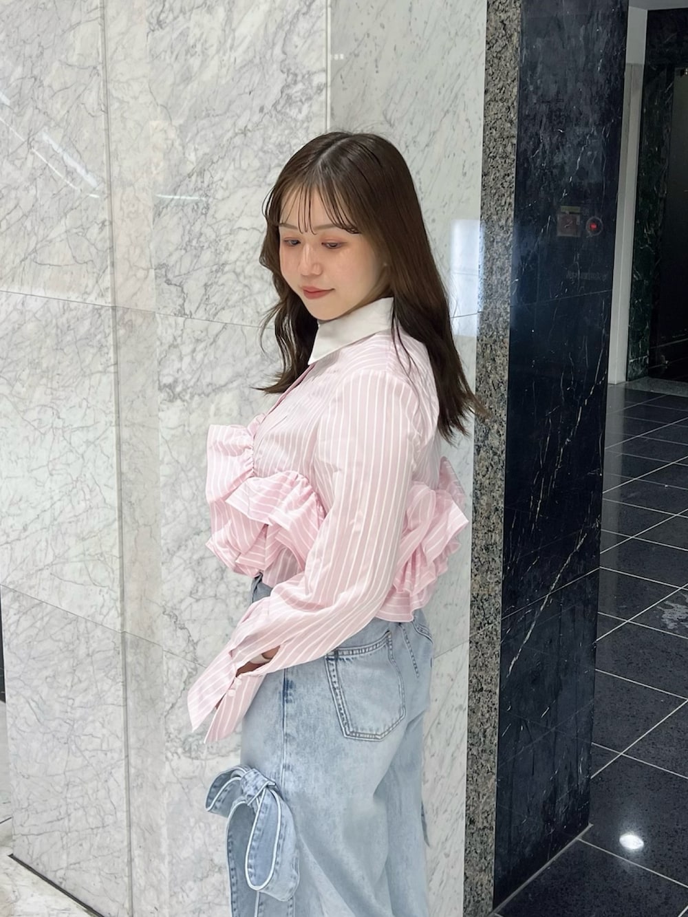 ピンク系のシャツ/ブラウス、ブルー系のデニムパンツ、ブラック系のパンプスを着用したレディースの春コーディネートの6枚目の写真