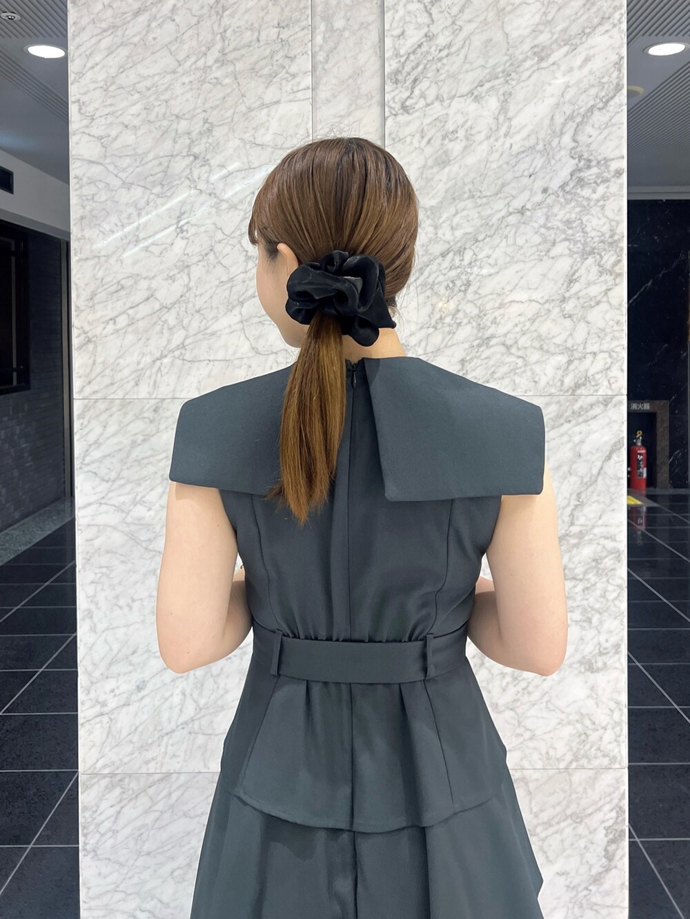 グレー系のワンピース、ブラック系のサンダルを着用したレディースの夏コーディネートの6枚目の写真