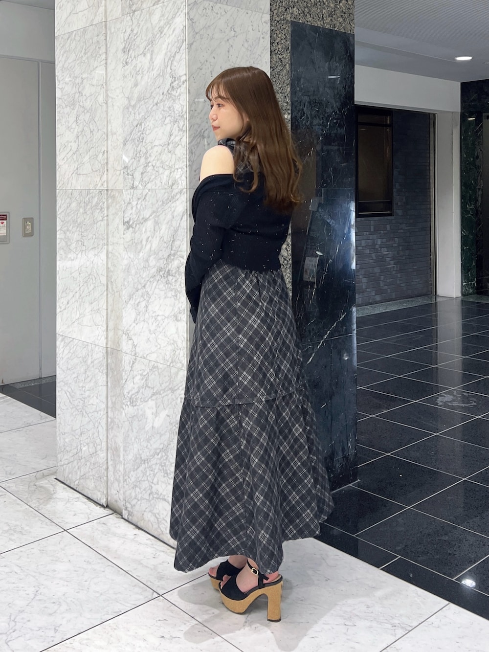 ブラック系のカーディガン/ボレロ、その他のワンピース、ブラック系のサンダルを着用したレディースの夏コーディネートの3枚目の写真