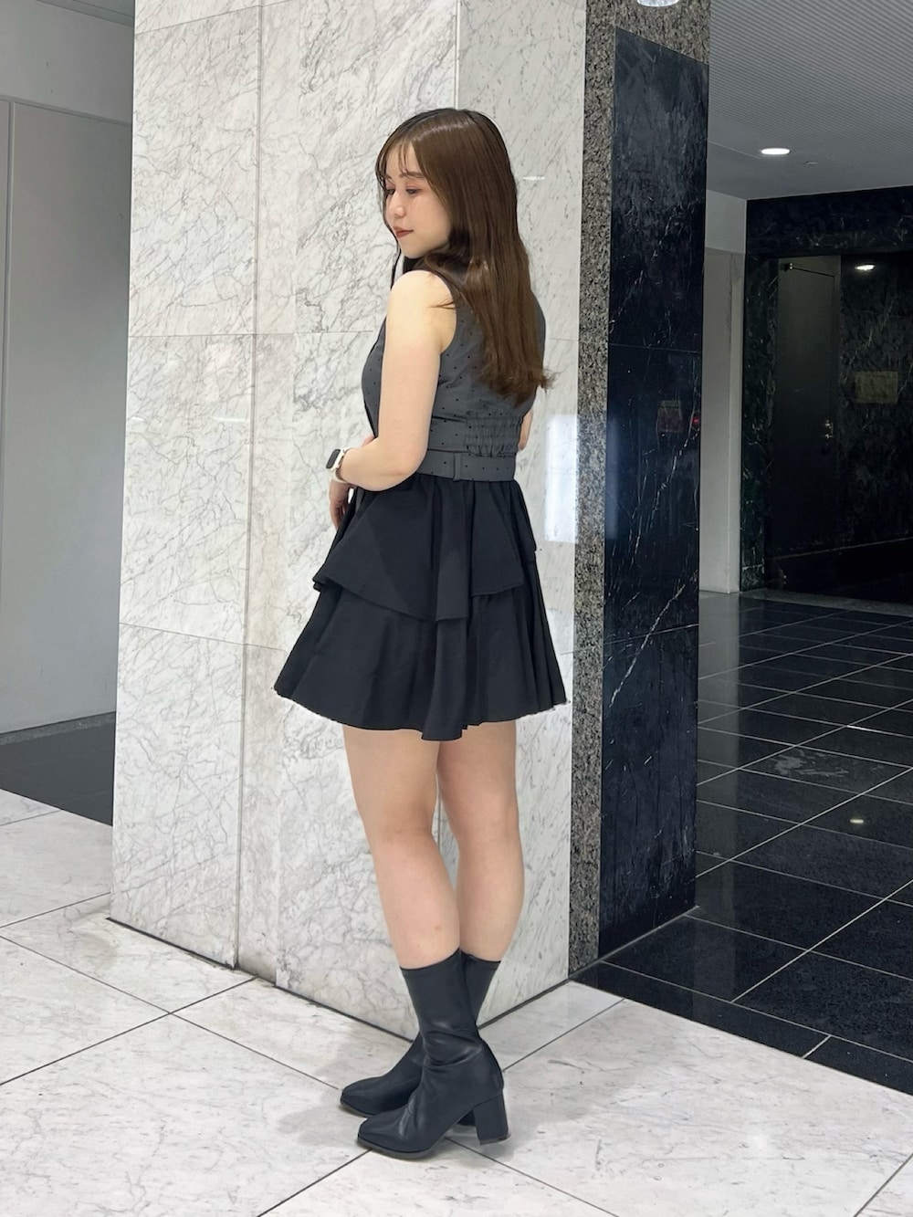ブラック系のワンピース、ブラック系のブーツを着用したレディースの夏コーディネートの4枚目の写真