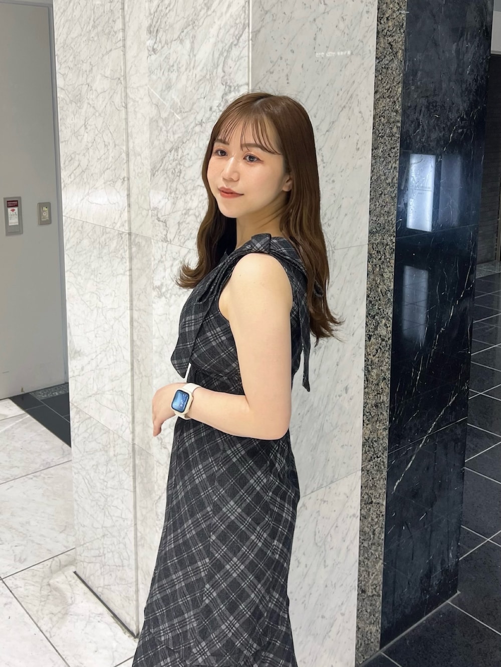 ブラック系のカーディガン/ボレロ、その他のワンピース、ブラック系のサンダルを着用したレディースの夏コーディネートの7枚目の写真