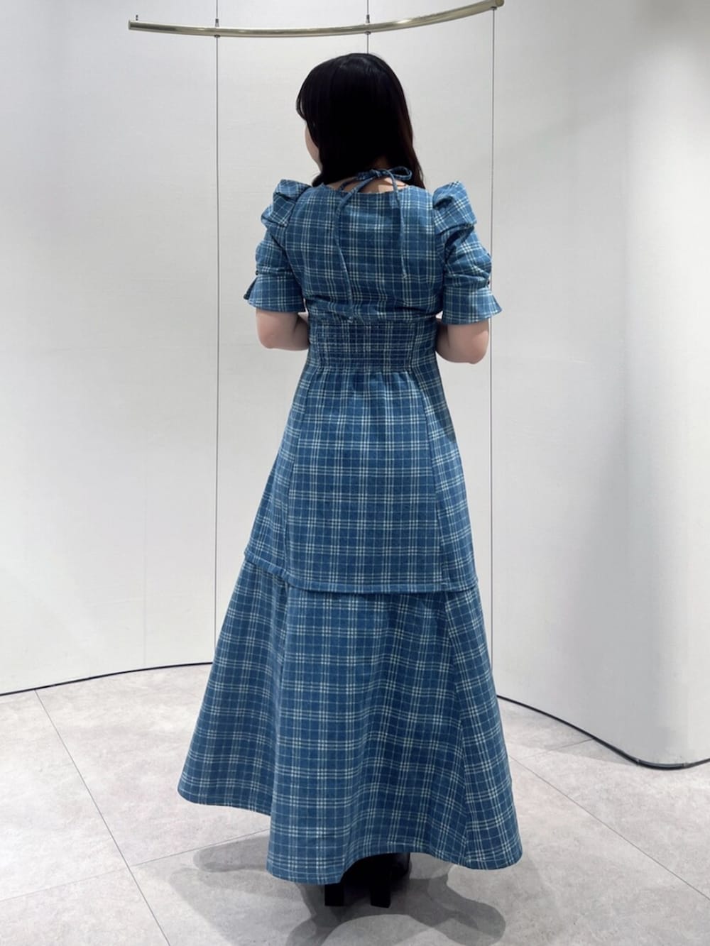 ブラック系のブーツ、その他のワンピースを着用したレディースの春コーディネートの5枚目の写真