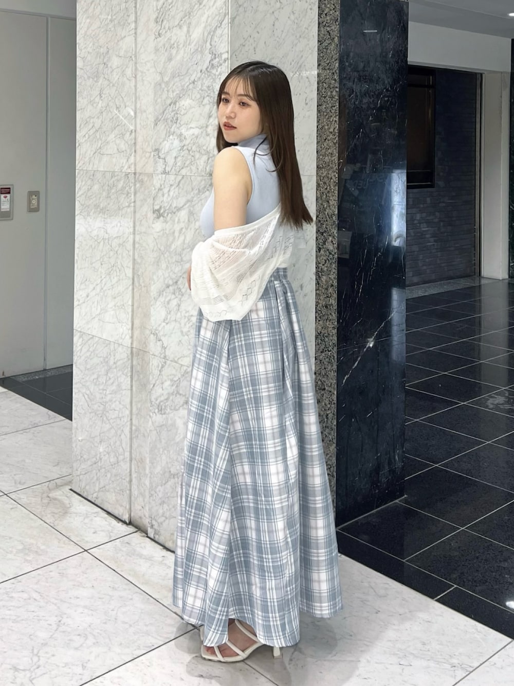 ブルー系のワンピース、その他のカーディガン/ボレロ、ホワイト系のサンダルを着用したレディースの夏コーディネートの3枚目の写真
