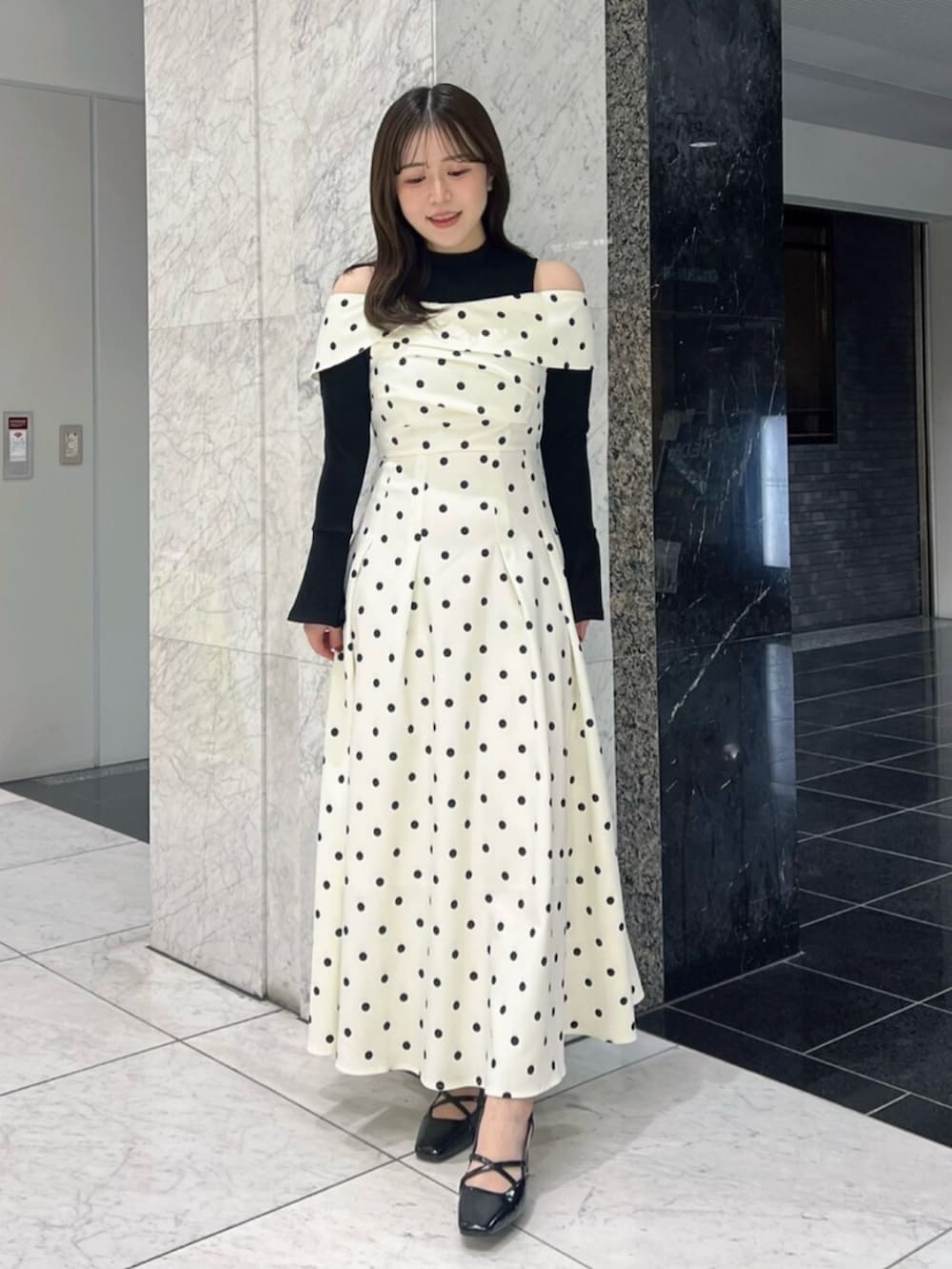 ブラック系のサンダル、その他のワンピースを着用したレディースの春コーディネートの2枚目の写真