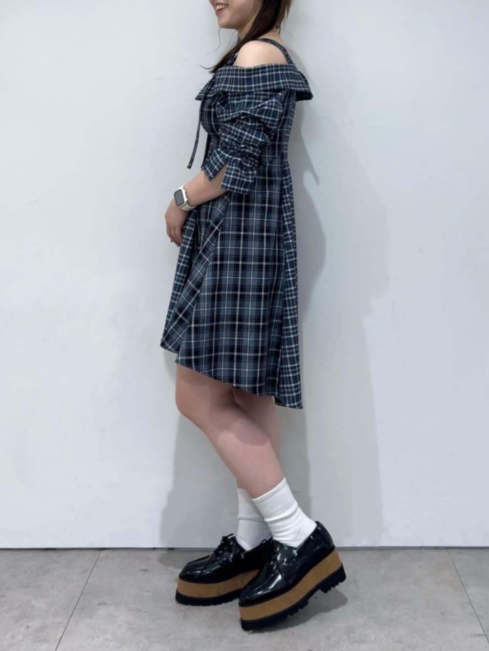 その他のローファー、ブルー系のワンピースを着用したレディースの秋コーディネートの2枚目の写真