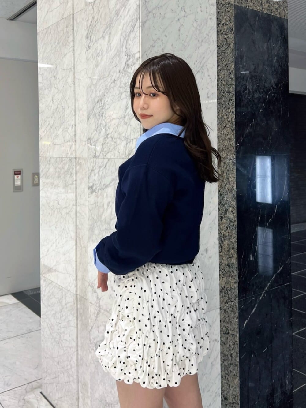 ブルー系のカーディガン/ボレロ、ブルー系のシャツ/ブラウス、ホワイト系のスカートを着用したレディースの春コーディネートの6枚目の写真