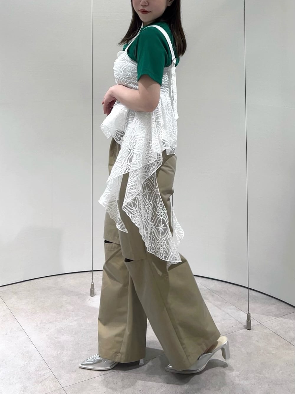 グリーン系のTシャツ/カットソー、ホワイト系のシャツ/ブラウス、ベージュ系のその他パンツを着用したレディースの春コーディネートの3枚目の写真