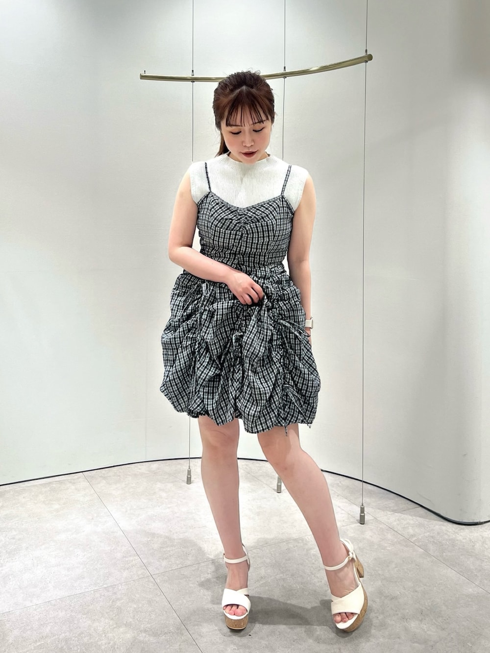 グレー系のワンピース、ホワイト系のニット/セーター、ホワイト系のサンダルを着用したレディースの夏コーディネートの3枚目の写真