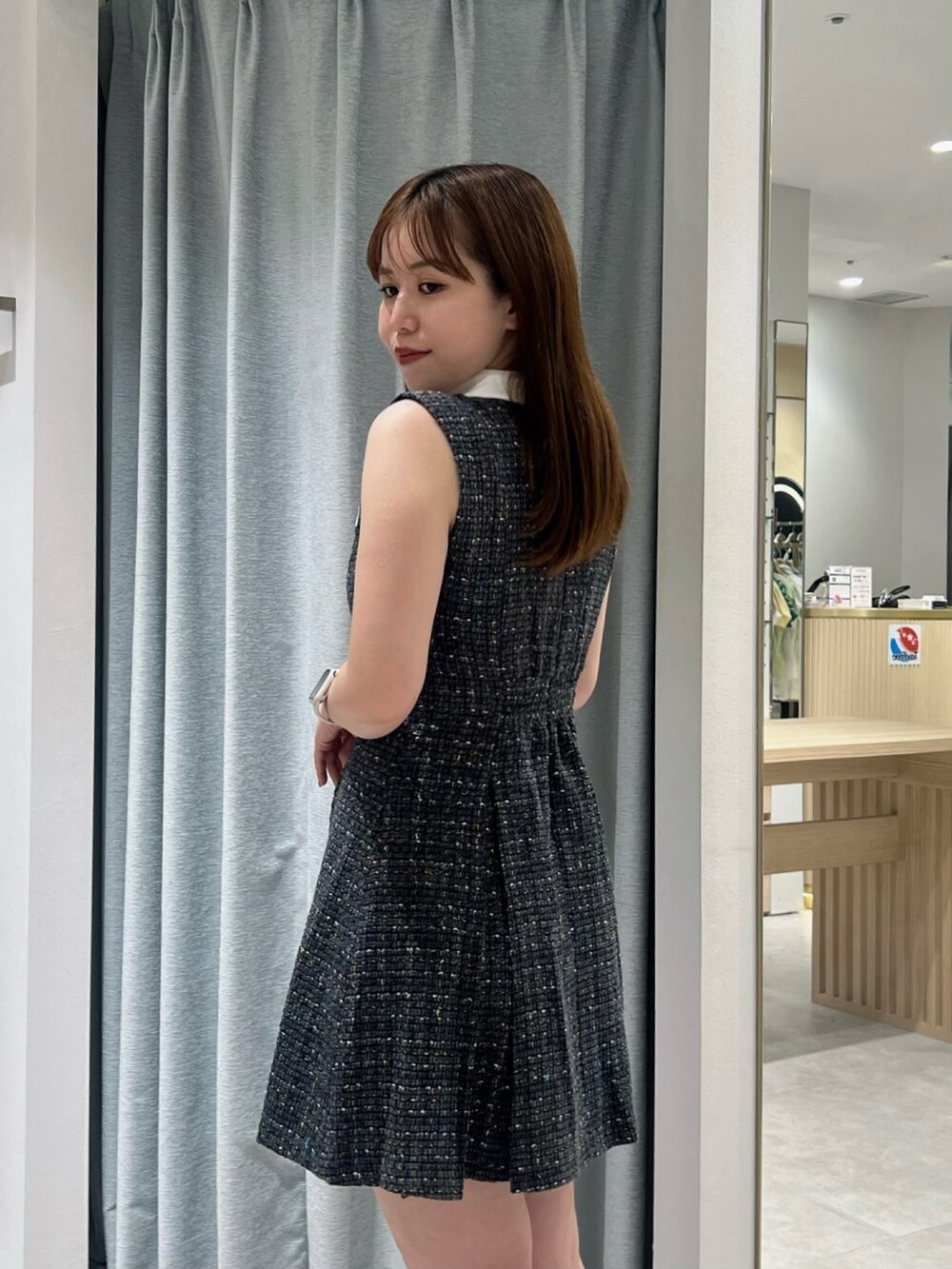 ブラック系のサンダル、グレー系のワンピースを着用したレディースの夏コーディネートの7枚目の写真