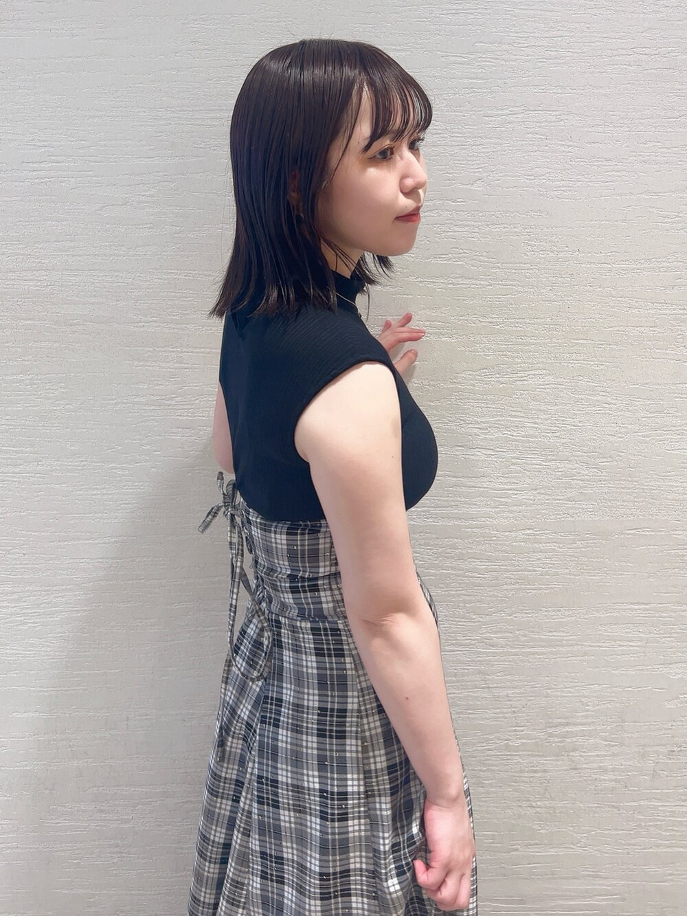 ブラック系のワンピース、ブラック系のパンプスを着用したレディースの夏コーディネートの4枚目の写真