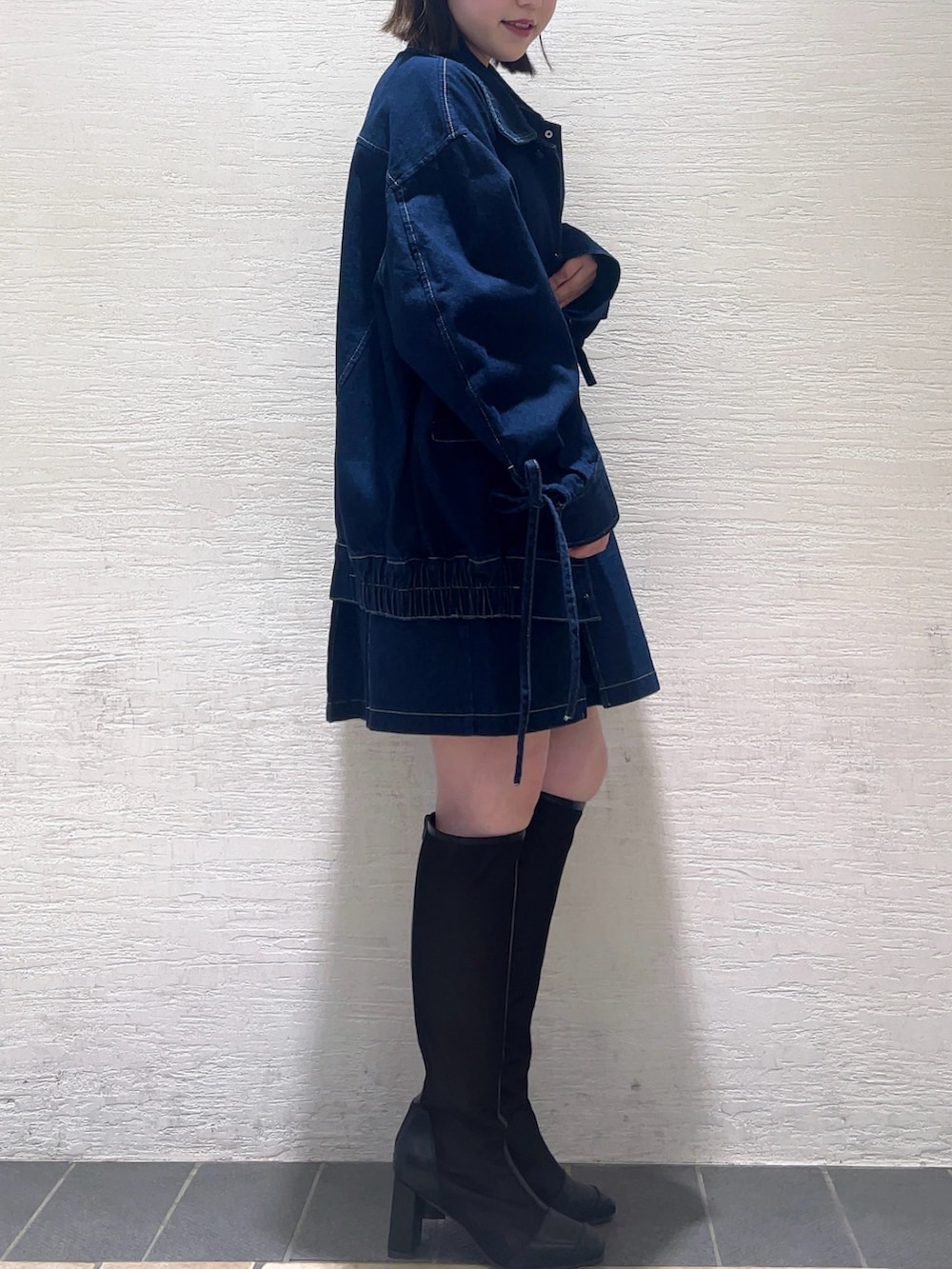「dazzlin、ダズリン、dazzlinコーデ、SET UP、セットアップ、セットアップコーデ、デニムコーデ、デニムジャケット、デニムワンピース、秋服、秋コーデ」｜「dazzlinのカフスリボンフェイクレザージャケット（ブルゾン、ブルー系）」を使った、shionさん（レディース・152cm）の秋コーディネートの3枚目の写真