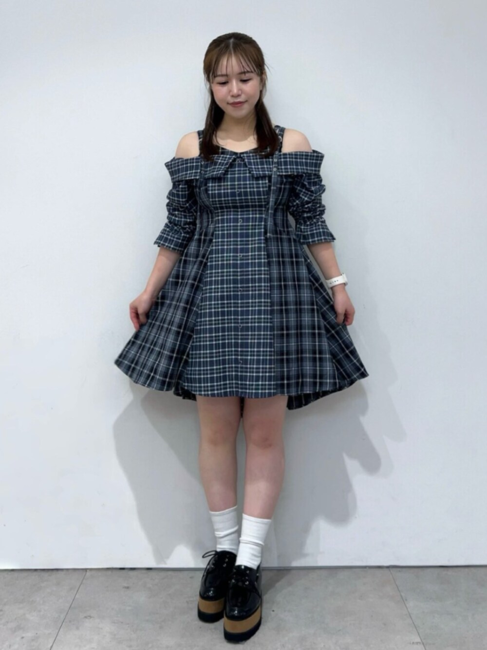 その他のローファー、ブルー系のワンピースを着用したレディースの秋コーディネートの3枚目の写真