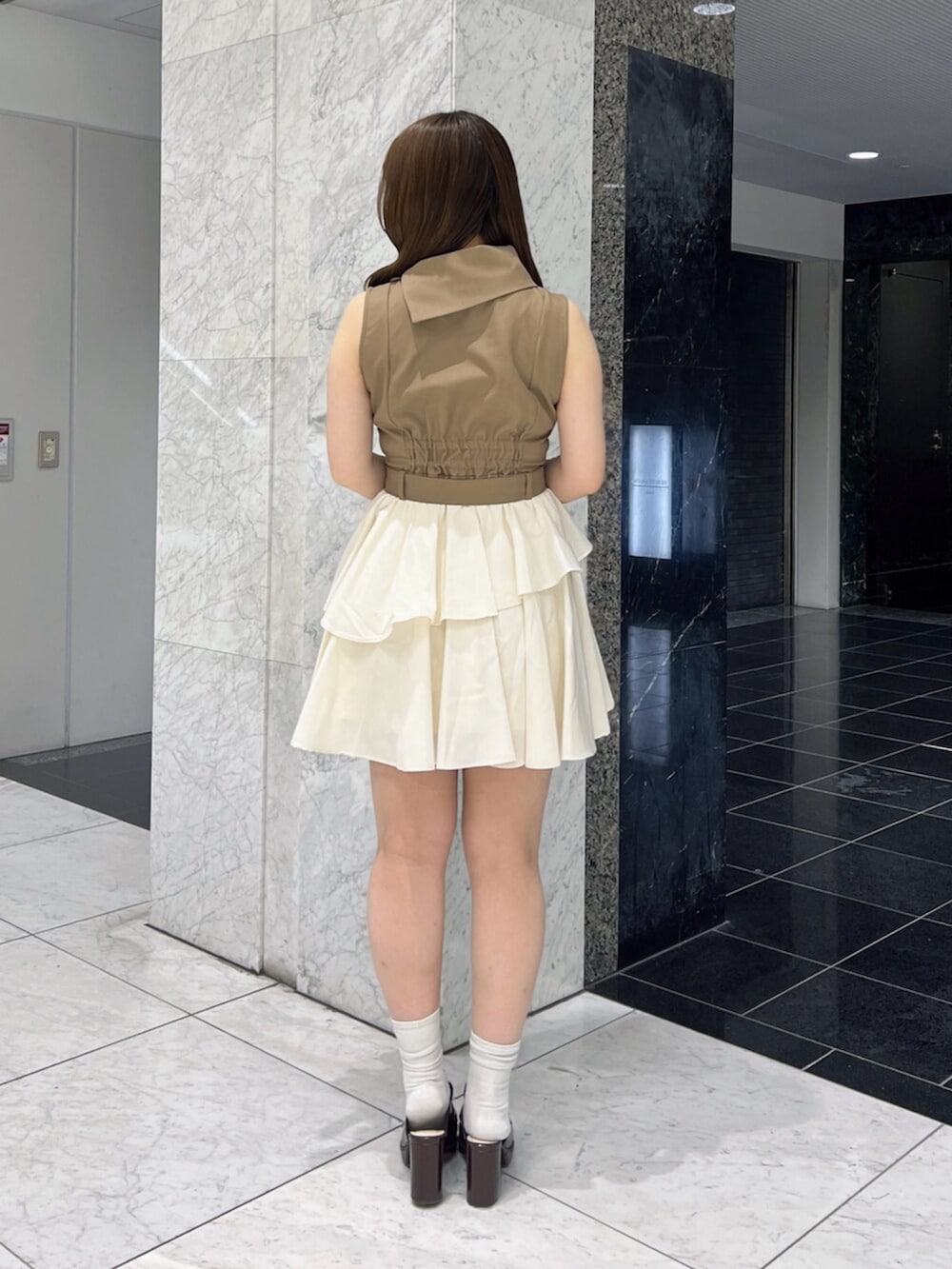 ブラウン系のパンプス、ブラウン系のワンピースを着用したレディースの夏コーディネートの5枚目の写真