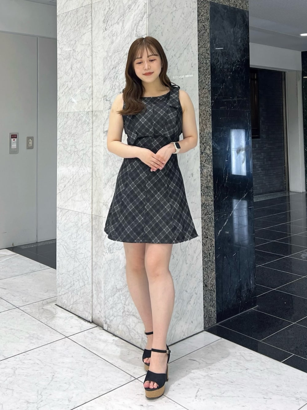 ブラック系のカーディガン/ボレロ、その他のワンピース、ブラック系のサンダルを着用したレディースの夏コーディネートの8枚目の写真