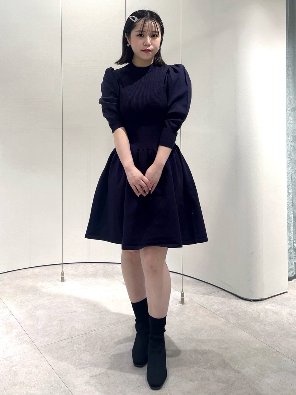 パープル系のワンピース、その他のブーツを着用したレディースの秋コーディネートの2枚目の写真