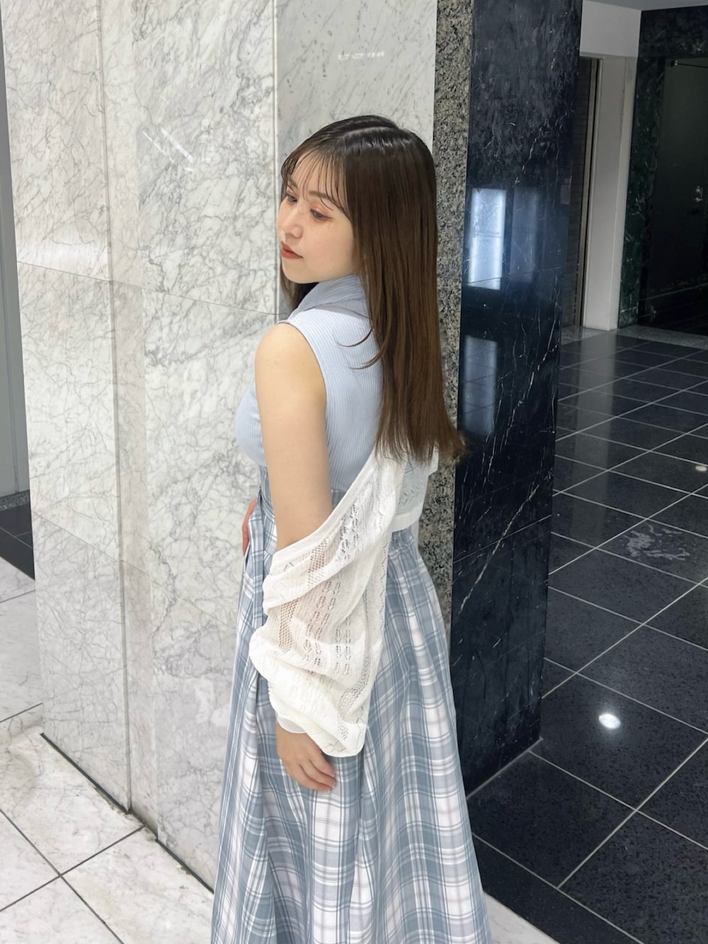 ブルー系のワンピース、その他のカーディガン/ボレロ、ホワイト系のサンダルを着用したレディースの夏コーディネートの6枚目の写真