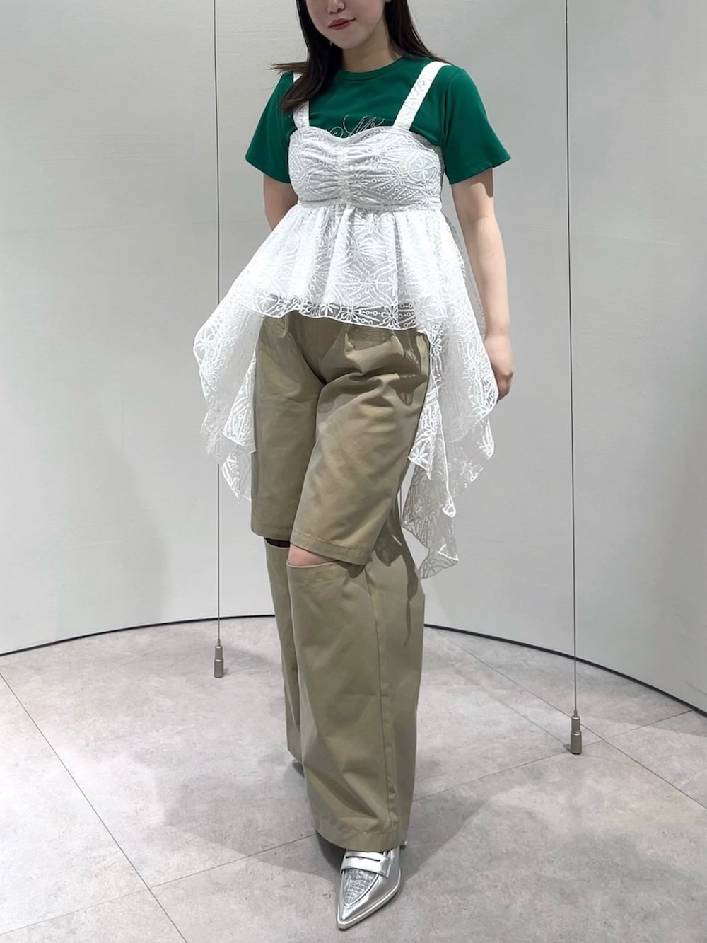 グリーン系のTシャツ/カットソー、ホワイト系のシャツ/ブラウス、ベージュ系のその他パンツを着用したレディースの春コーディネートの2枚目の写真